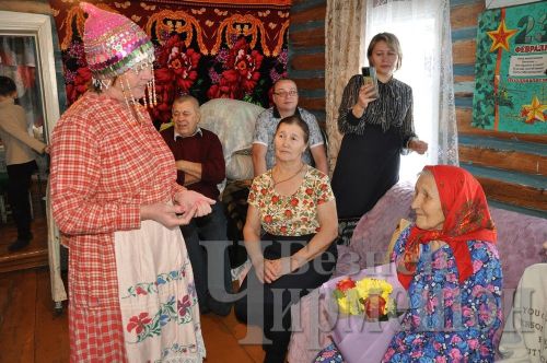 Яңа Элмәледән Зинаида әби үз кунакларын борынгы җыр белән сәламләде
