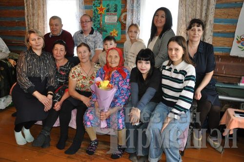 Яңа Элмәледән Зинаида әби үз кунакларын борынгы җыр белән сәламләде