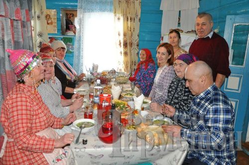 Яңа Элмәледән Зинаида әби үз кунакларын борынгы җыр белән сәламләде