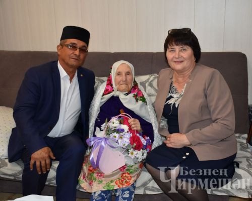 Уроженку поселка Кзыл Яр – 101-летнюю Муниру Гурьеву поздравили с Днем пожилых людей