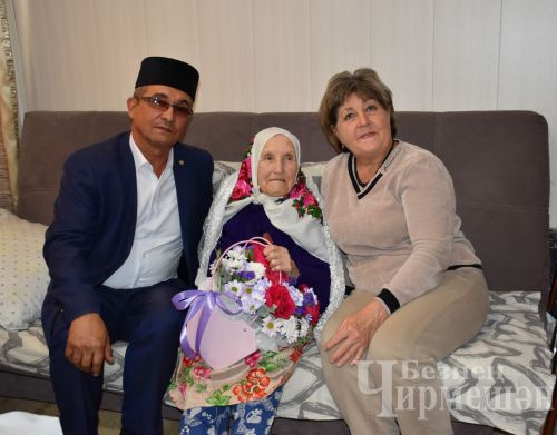 Уроженку поселка Кзыл Яр – 101-летнюю Муниру Гурьеву поздравили с Днем пожилых людей