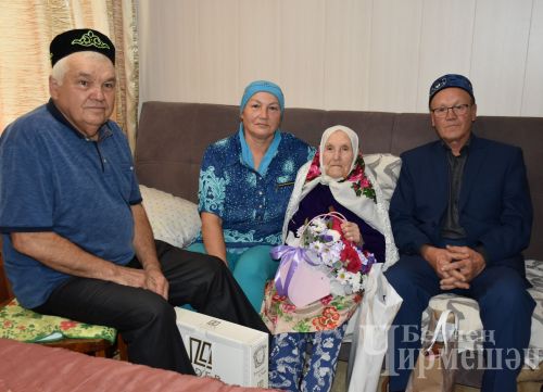 Уроженку поселка Кзыл Яр – 101-летнюю Муниру Гурьеву поздравили с Днем пожилых людей