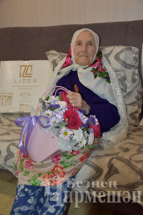 Уроженку поселка Кзыл Яр – 101-летнюю Муниру Гурьеву поздравили с Днем пожилых людей