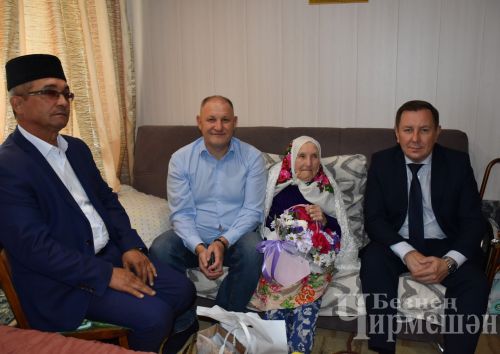 Уроженку поселка Кзыл Яр – 101-летнюю Муниру Гурьеву поздравили с Днем пожилых людей