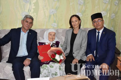 Югары Кәминкәдән Мәснүга Таҗиева Суслонгерда мич ягып торган