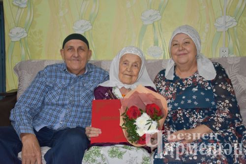 Югары Кәминкәдән Мәснүга Таҗиева Суслонгерда мич ягып торган