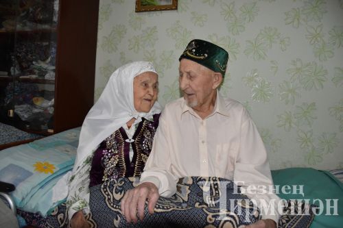 Югары Кәминкәдән Мәснүга Таҗиева Суслонгерда мич ягып торган