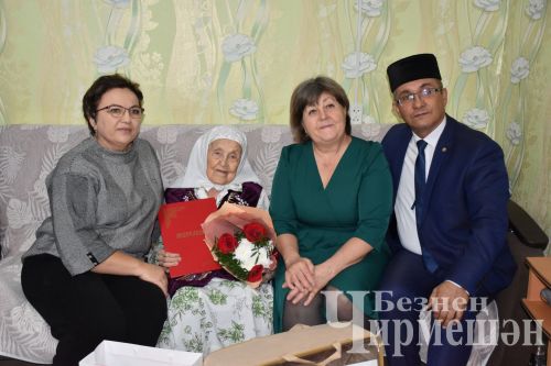 Югары Кәминкәдән Мәснүга Таҗиева Суслонгерда мич ягып торган