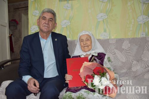 Югары Кәминкәдән Мәснүга Таҗиева Суслонгерда мич ягып торган