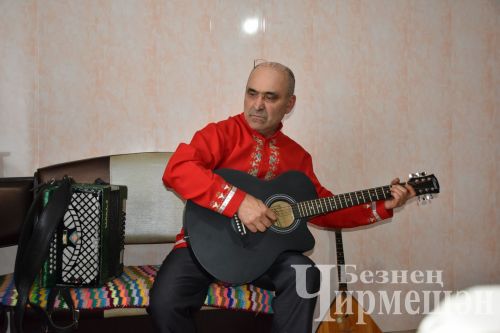 Яңа Элмәледән Николай Уламасов  алты яшендә гармунда уйный башлый
