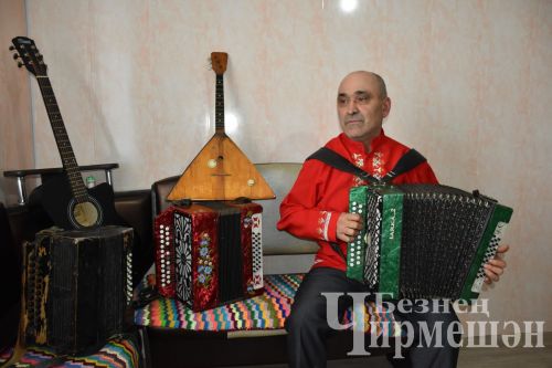 Яңа Элмәледән Николай Уламасов  алты яшендә гармунда уйный башлый