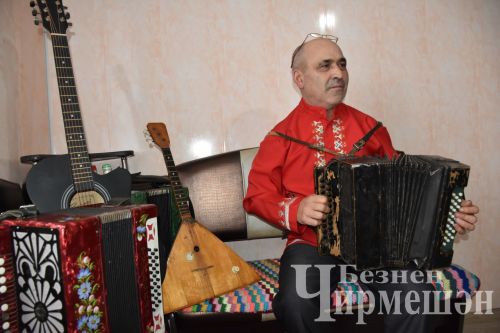 Яңа Элмәледән Николай Уламасов  алты яшендә гармунда уйный башлый