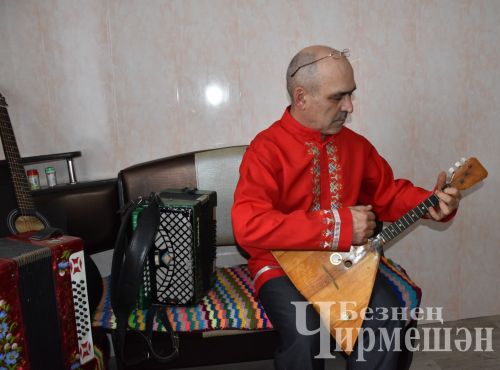 Яңа Элмәледән Николай Уламасов  алты яшендә гармунда уйный башлый