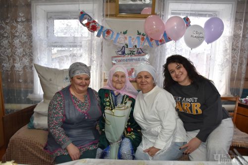 Кара Чишмәдән Әкълимә Гомәрованың юбилеена күршеләре Әлмәттә үк зур торт ясатканнар