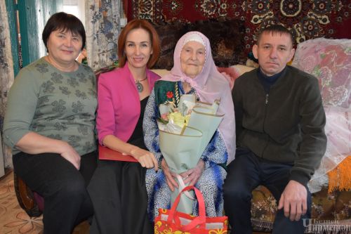 Кара Чишмәдән Әкълимә Гомәрованың юбилеена күршеләре Әлмәттә үк зур торт ясатканнар