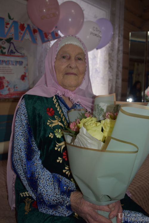 Кара Чишмәдән Әкълимә Гомәрованың юбилеена күршеләре Әлмәттә үк зур торт ясатканнар