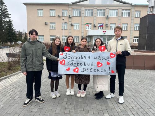 Ученики Черемшанской СОШ № 1 раздавали мамам подарки