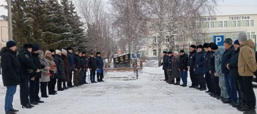 Чирмешәндә кораллы җинаятьчене тоткарлаганда һәлак булган батыр милиционерны искә алдылар