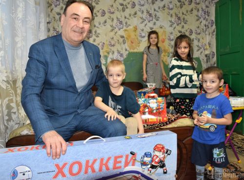 4-летнему Ильшату из Карамышева Дед Мороз прислал настольный хоккей