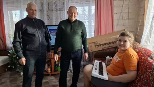 Чирмешән районы башлыгы балаларны автомашиналар белән сөендерде
