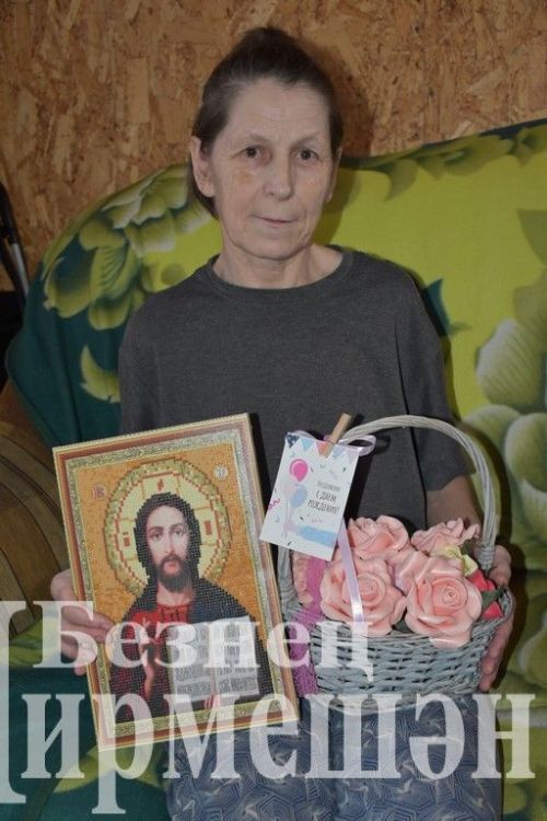 Сосновка остасы Татьяна Статина үз аккошын фоамиран чәчәкләр белән бизәгән