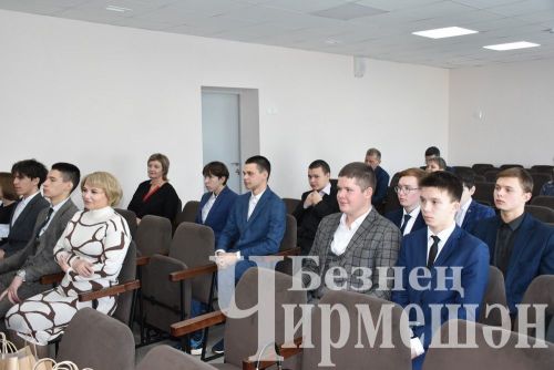 Чирмешәндә кызлар да электрчы һөнәренә кызыга