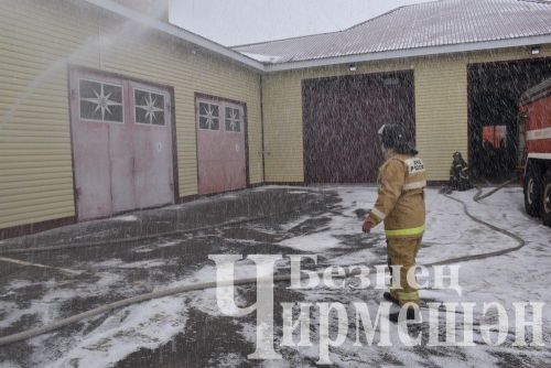 Чирмешәндә янгын сүндерү часте начальнигын шлангтан су сибеп коендырдылар