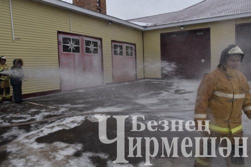 Чирмешәндә янгын сүндерү часте начальнигын шлангтан су сибеп коендырдылар