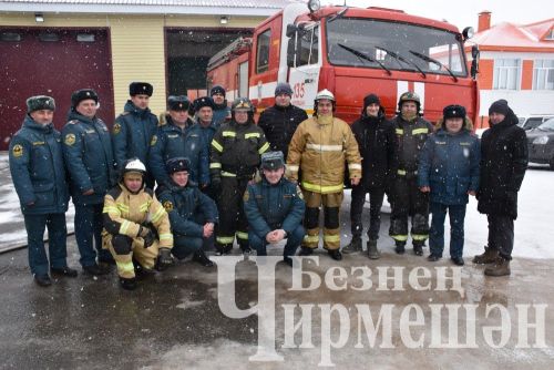 Чирмешәндә янгын сүндерү часте начальнигын шлангтан су сибеп коендырдылар