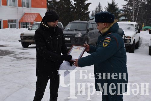 Чирмешәндә янгын сүндерү часте начальнигын шлангтан су сибеп коендырдылар