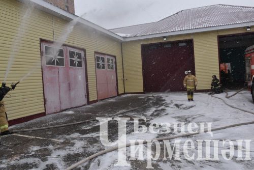 Чирмешәндә янгын сүндерү часте начальнигын шлангтан су сибеп коендырдылар