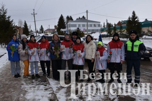В Черемшане женщин-водителей поздравили автоинспекторы