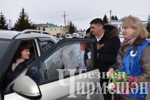 В Черемшане женщин-водителей поздравили автоинспекторы