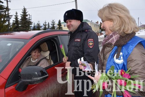 В Черемшане женщин-водителей поздравили автоинспекторы