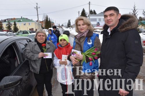 В Черемшане женщин-водителей поздравили автоинспекторы