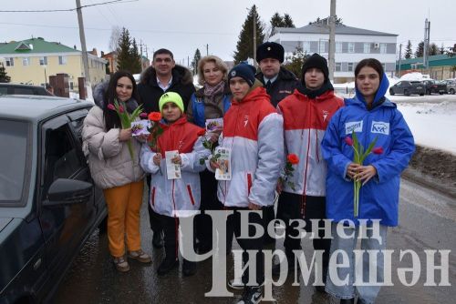 В Черемшане женщин-водителей поздравили автоинспекторы