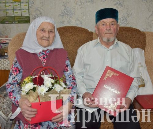 Лашманнан 90 яшьлек энесе Гарифка апасы җәймәләр пешереп килде