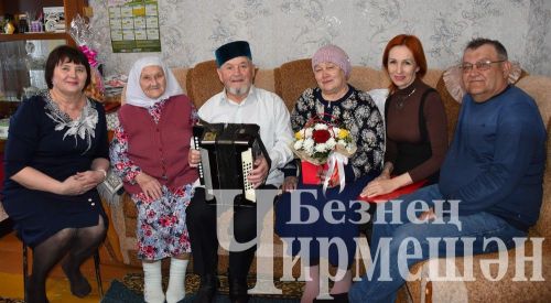 Лашманнан 90 яшьлек энесе Гарифка апасы җәймәләр пешереп килде