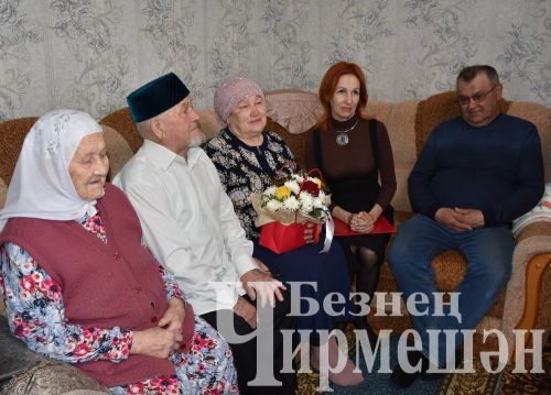 Лашманнан 90 яшьлек энесе Гарифка апасы җәймәләр пешереп килде