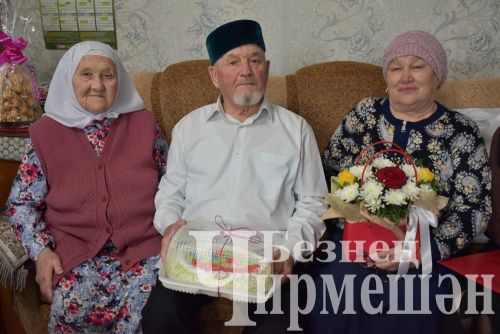 Лашманнан 90 яшьлек энесе Гарифка апасы җәймәләр пешереп килде