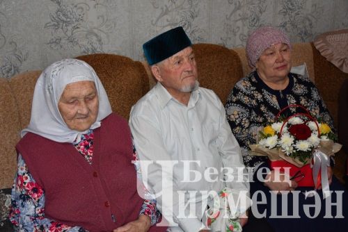 Лашманнан 90 яшьлек энесе Гарифка апасы җәймәләр пешереп килде