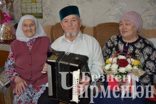 Лашманнан 90 яшьлек энесе Гарифка апасы җәймәләр пешереп килде