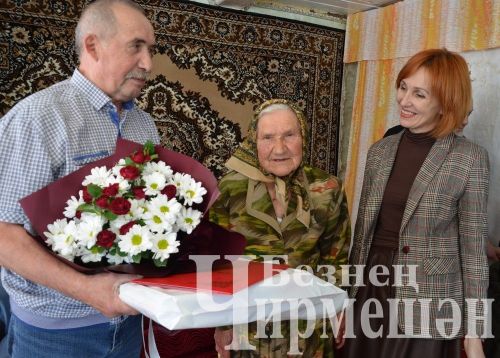 Чирмешәннән 90 яшьлек Роза әби кунакларын үзе салган курник белән сыйлады