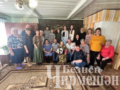 Чирмешәннән 90 яшьлек Роза әби кунакларын үзе салган курник белән сыйлады