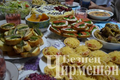 Чирмешәннән 90 яшьлек Роза әби кунакларын үзе салган курник белән сыйлады