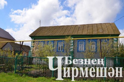 Чирмешәннән 90 яшьлек Роза әби кунакларын үзе салган курник белән сыйлады
