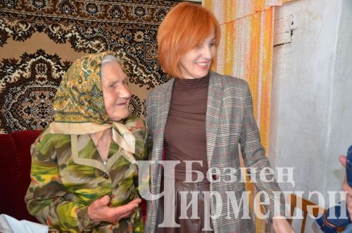 Чирмешәннән 90 яшьлек Роза әби кунакларын үзе салган курник белән сыйлады