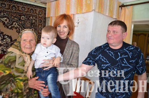 Чирмешәннән 90 яшьлек Роза әби кунакларын үзе салган курник белән сыйлады