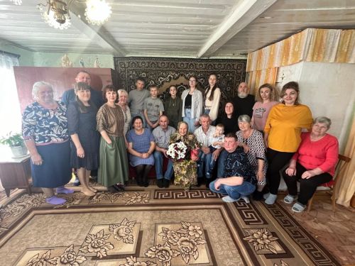 Чирмешәннән 90 яшьлек Роза әби кунакларын үзе салган курник белән сыйлады