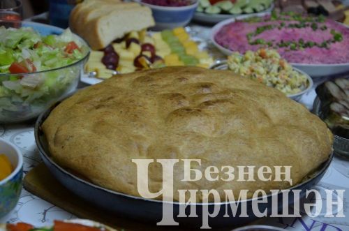 Чирмешәннән 90 яшьлек Роза әби кунакларын үзе салган курник белән сыйлады